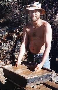Rolf Guldström vaskar guld